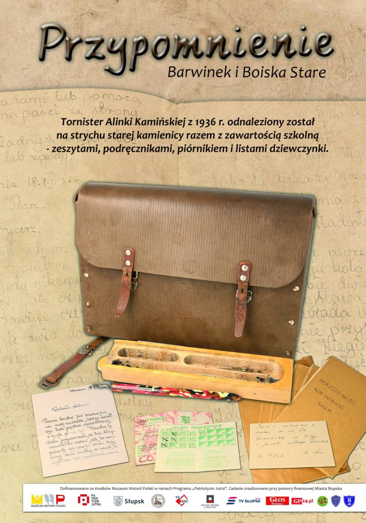 tablica 1 Przypomnienie Barwinek i Boiska Stare przedstawia: Tornister Alinki Kamińskiej z 1936 r. odnaleziony został na strychu starej kamienicy razem z zawartością szkolną - zeszytami, podręcznikami, piórnikiem i listami dziewczynki.
